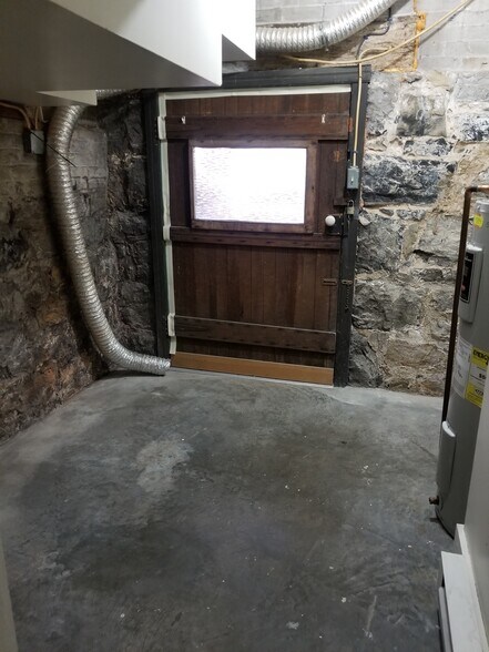 Building Photo - 125 Peyton St