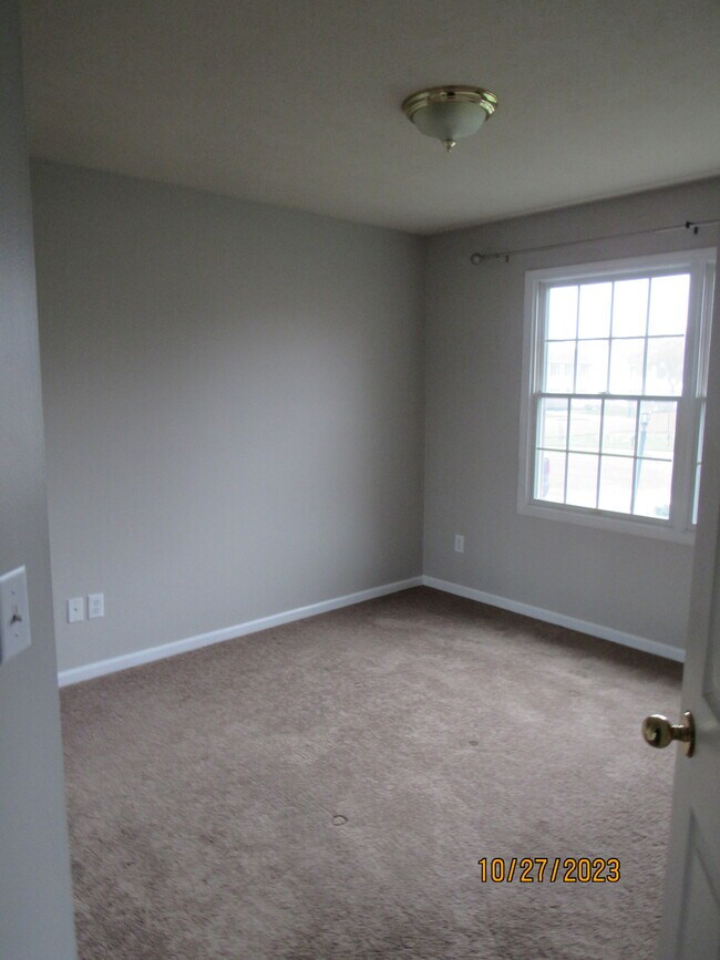 Building Photo - 2412 W Molly Ln