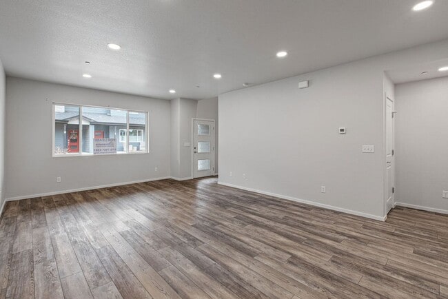 Building Photo - Students Welcome! Two Story 3 Bed 2.5 Bath Town Home North Fort Collins