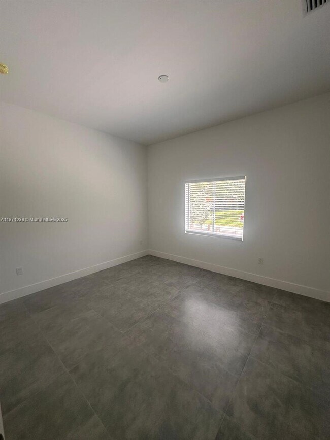 Building Photo - 2423 NW 23rd Ln
