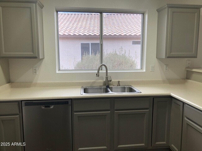 Building Photo - 735 E Baylor Ln