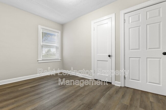 Building Photo - 864 Meadow Ln