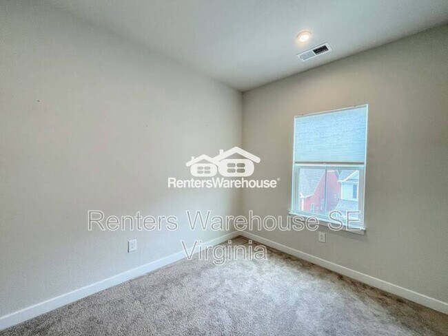 Building Photo - 1724 Defiance Dr