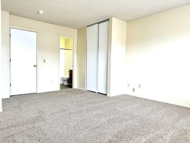 Building Photo - ADORABLE TOWNHOME