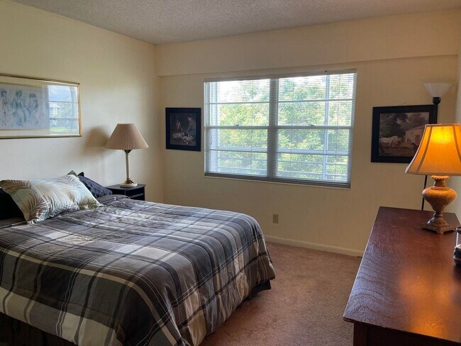 Building Photo - 198 Dorset E