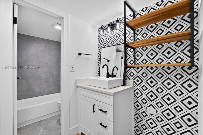 Building Photo - 3301 N Country Club Dr