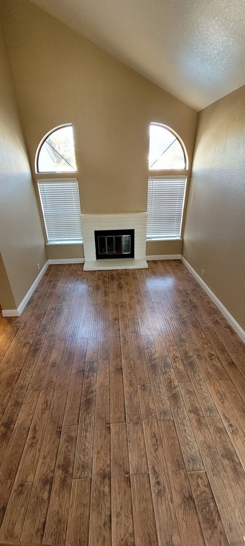 Building Photo - Move in ready w B-I pool