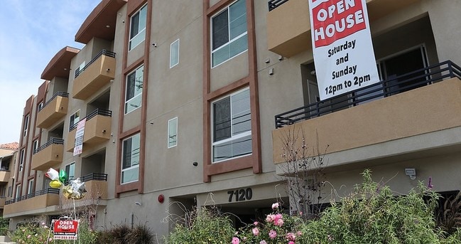 Building Photo - Bellaire Crest