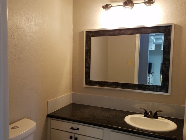 Building Photo - Adorable 2 bedroom townhome style Condo