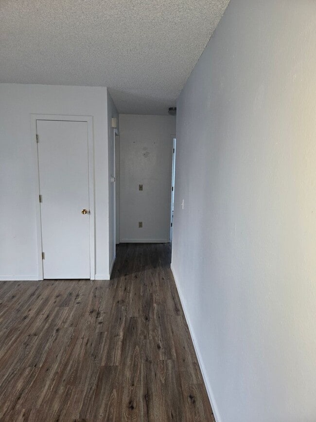 Building Photo - 406 West Ave