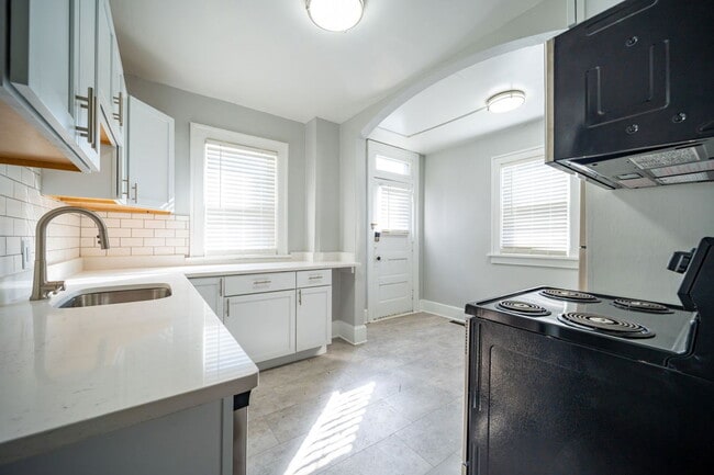 Building Photo - 828 Dennison Ave