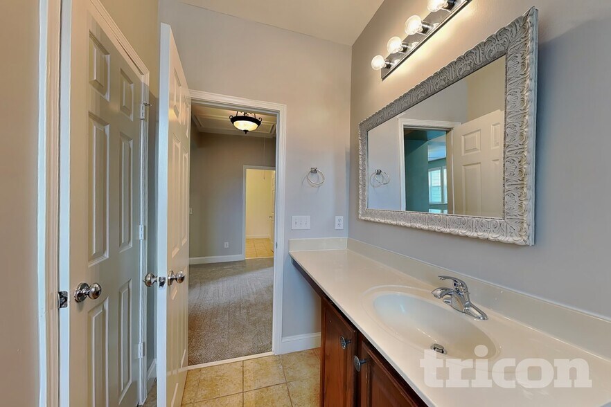 Building Photo - 4384 Challedon Dr