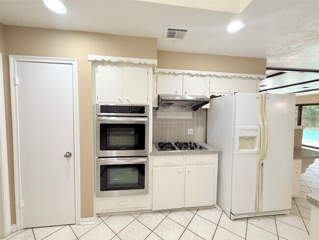 Building Photo - 9231 Stroud Dr