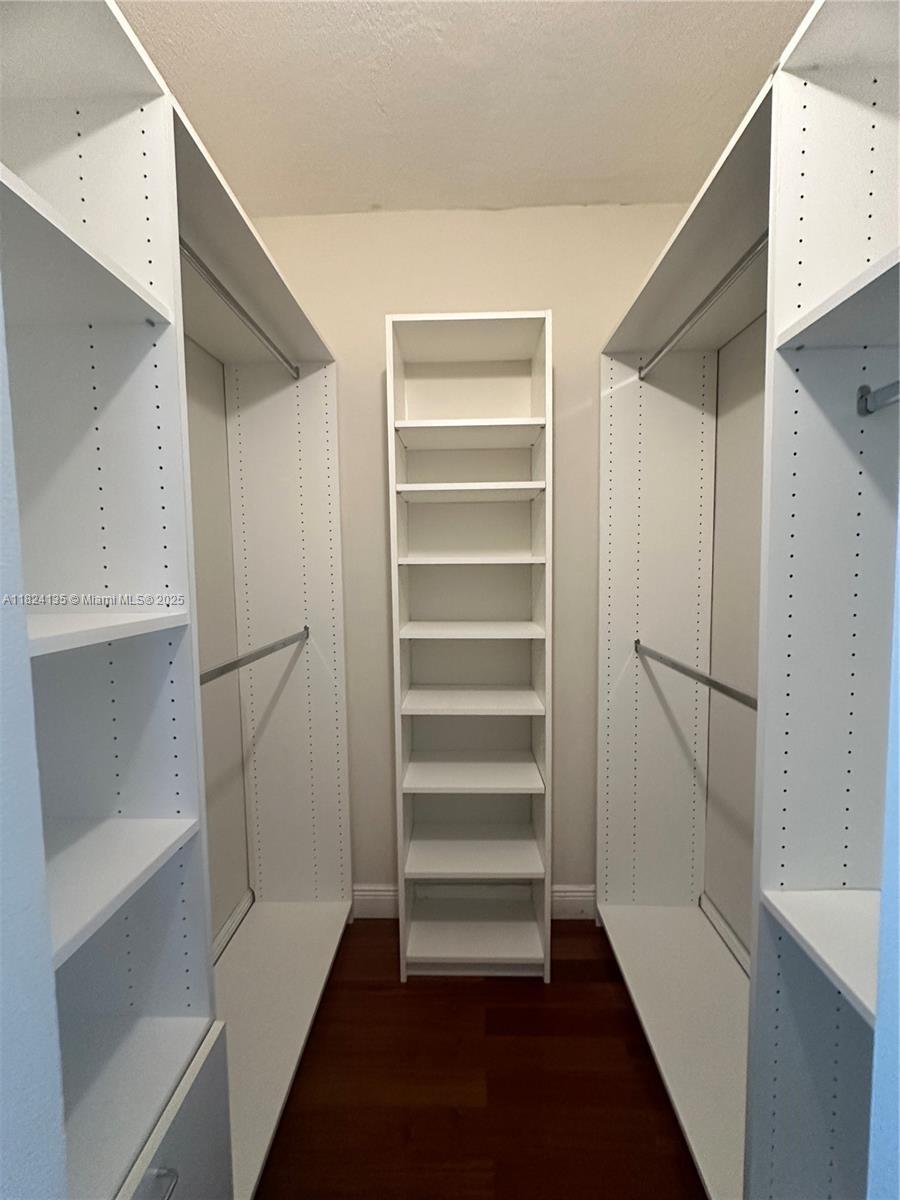 Building Photo - 520 Brickell Key Dr