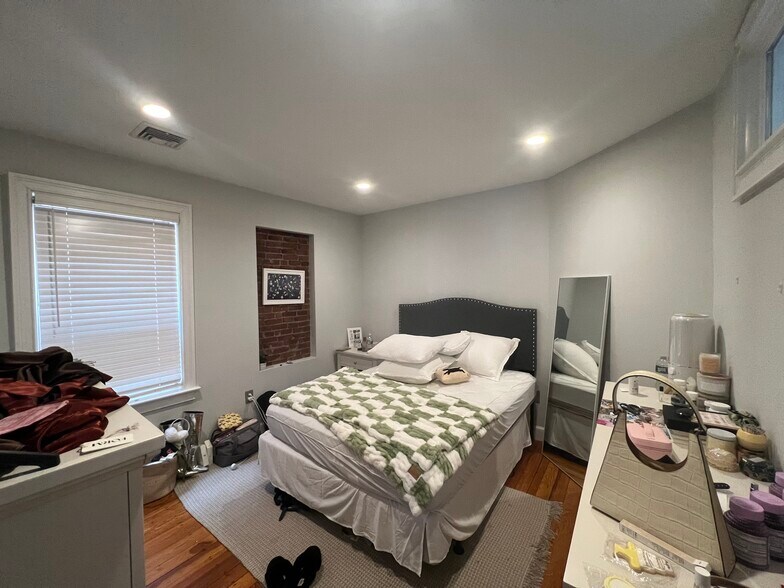 Building Photo - 733 E 3rd St