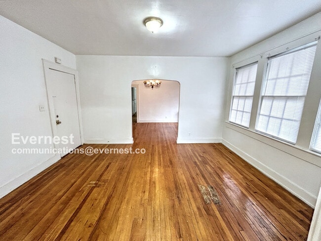 Building Photo - 904 3rd St W
