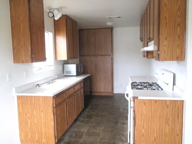 Building Photo - 1867 Pueblo Dr.