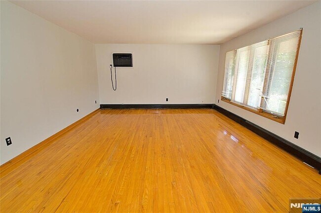 Building Photo - 233 8th St
