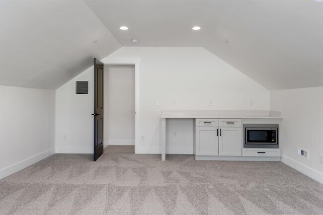 Building Photo - Generational suite w/separate entrance!