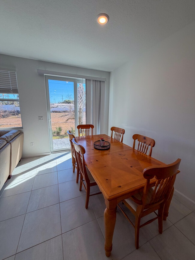 Building Photo - 676 Salisbury Cir