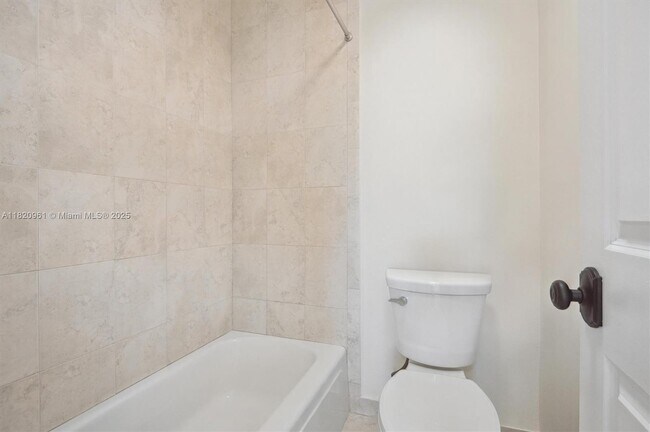 Building Photo - 6505 Bay Club Dr