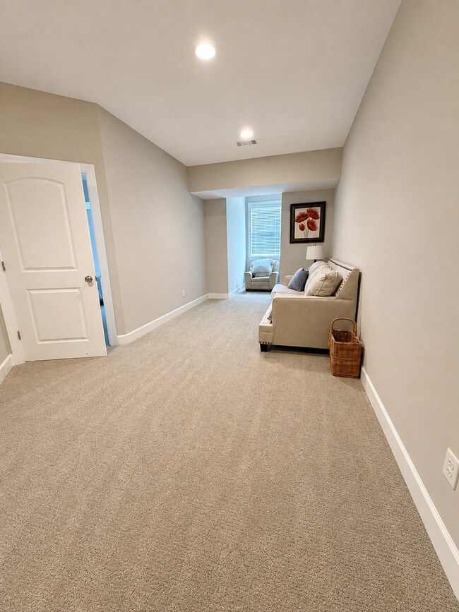 Building Photo - Pinnacle Park Townhomes -- Furnished, Utilities Included