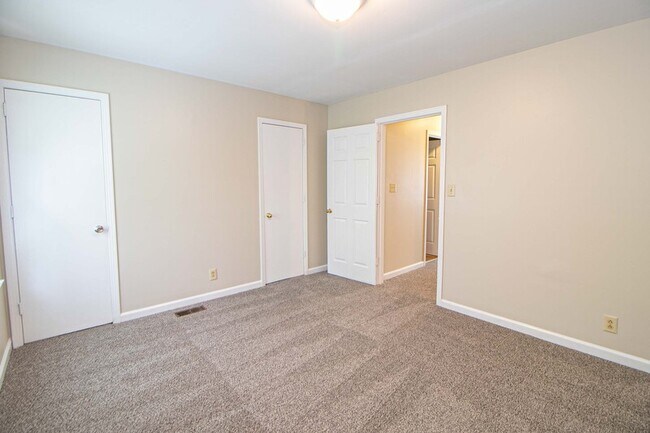 Building Photo - 814 Golf View Pl