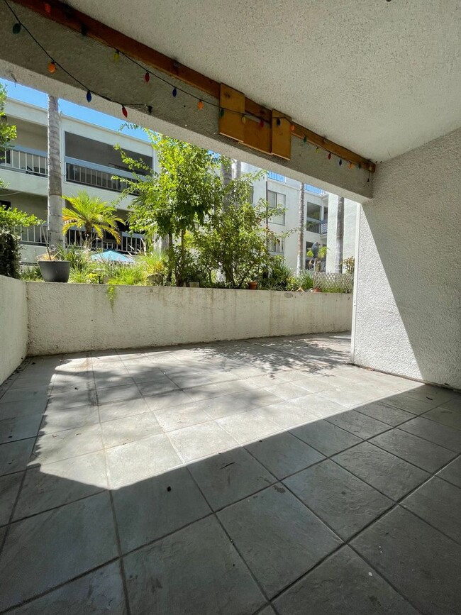 Building Photo - Charming 2bed/2bath Condo with HUGE Privat...