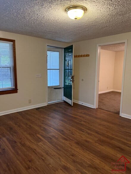 Building Photo - 864 Treewood Dr