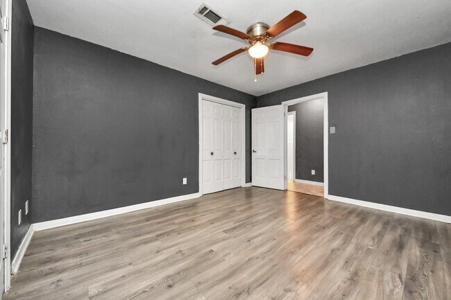 Building Photo - 5001 Glenhaven Dr