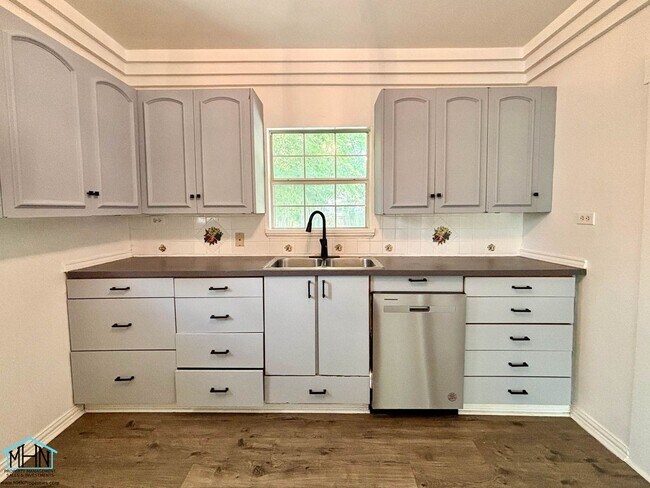 Building Photo - Cozy and Bright 3bedroom/1bath Vintage cha...