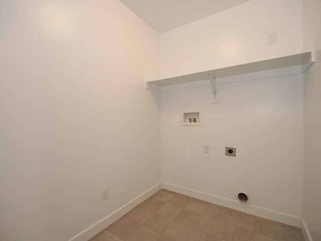 Building Photo - 3 Bedroom, 2.5 Bathroom Riverton Town Home