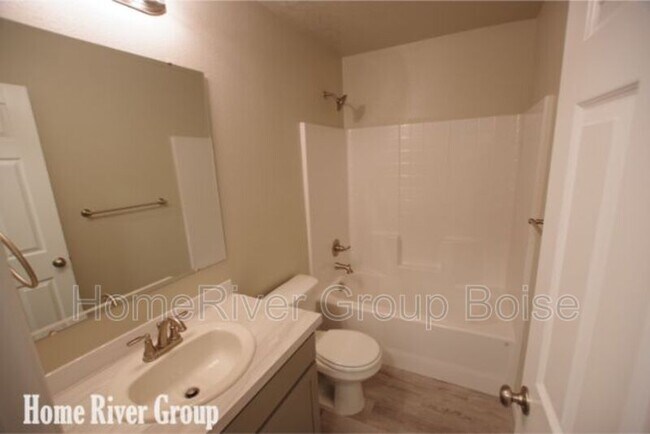 Building Photo - 1449 W Crooked River Dr