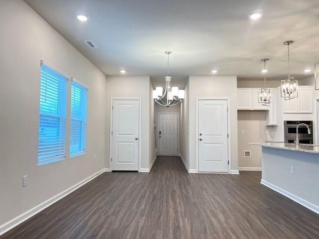 Building Photo - 5 Bedroom Single Family for Sale close to ...
