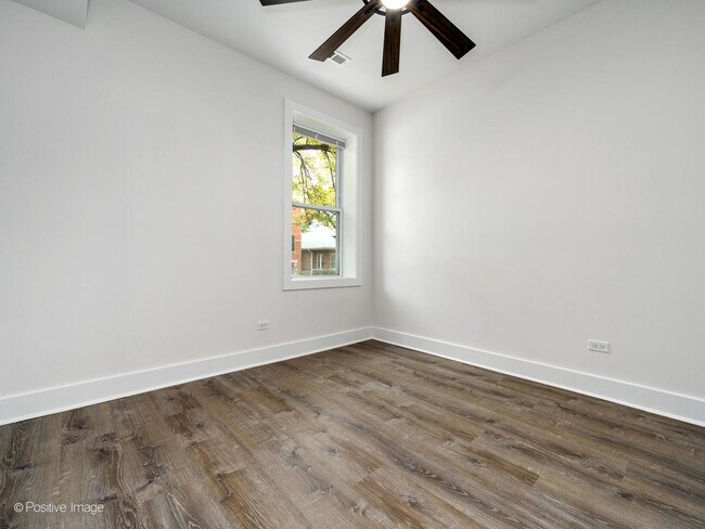 Building Photo - 5325 N Damen Ave