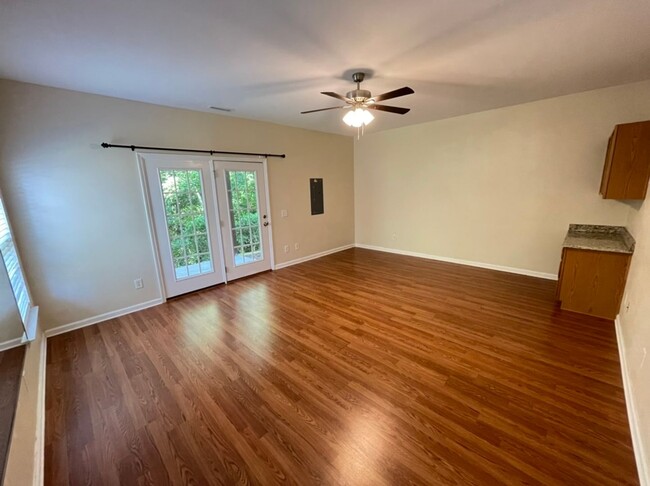 Building Photo - Beautiful 3 Bedroom End-Unit Townhouse