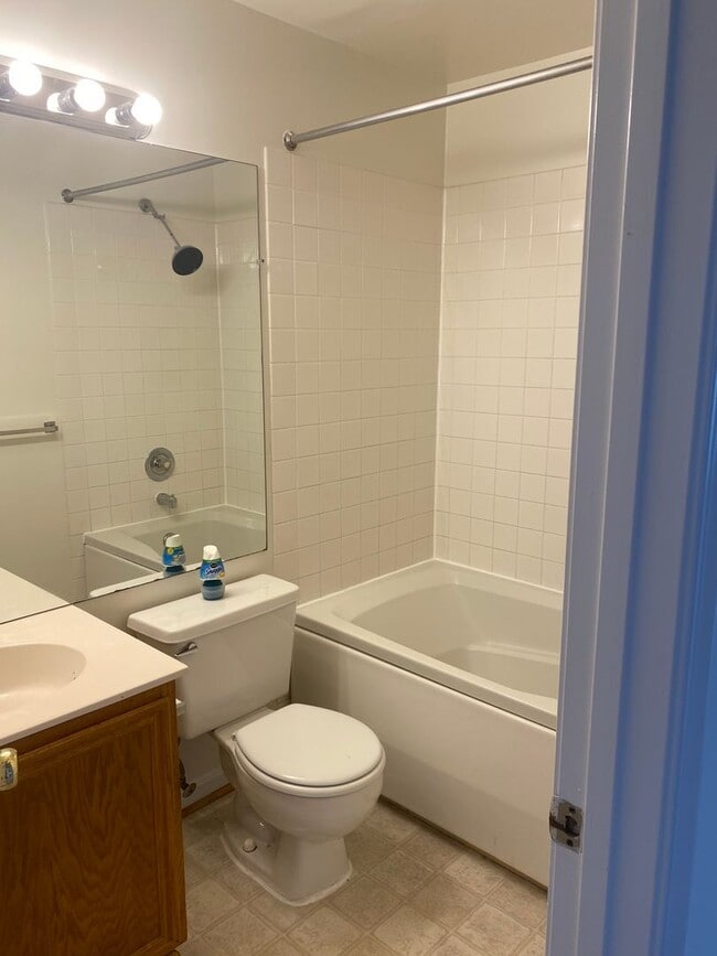 Building Photo - Sun-filled 2 Bed 2 Bath Condo In Sought Af...