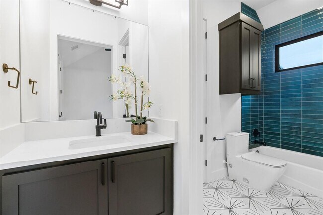 Building Photo - 603 E 47th St