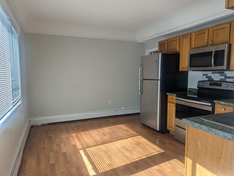 Building Photo - 581 Proctor Ave