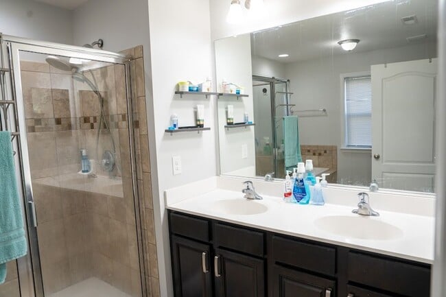 Building Photo - 4 Bedroom 3.5 Bathroom Townhome available in Suncrest Village- 06/4/2026