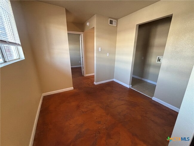 Building Photo - 915 S 15th St