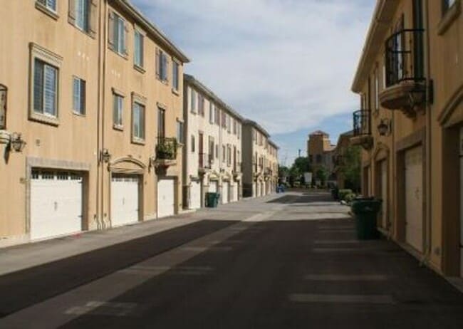 Building Photo - Beautiful Townhouse - Orem w attached 2 ca...