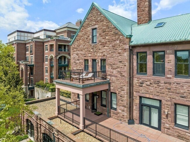 Building Photo - 120 Seaver St