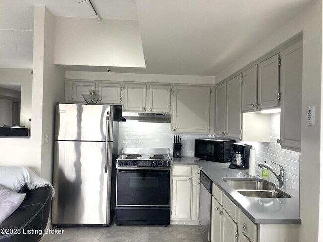 Building Photo - 1 Riverpointe Plaza