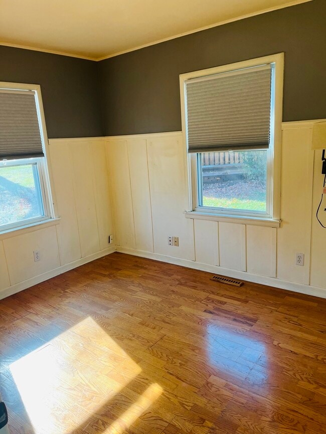 Building Photo - 587 Front St