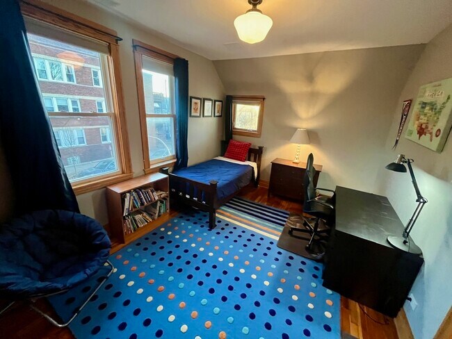 Building Photo - 3700 N Hermitage Ave