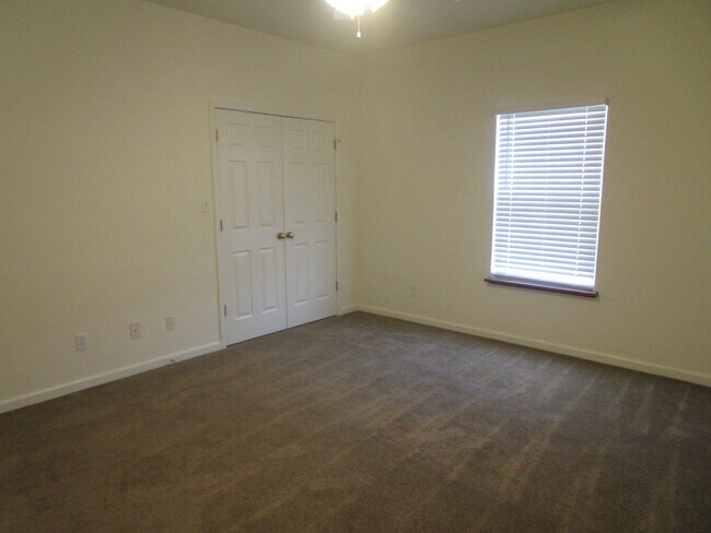 Building Photo - Huge 3 Bedroom, 2 Bath Town Home in SW Col...