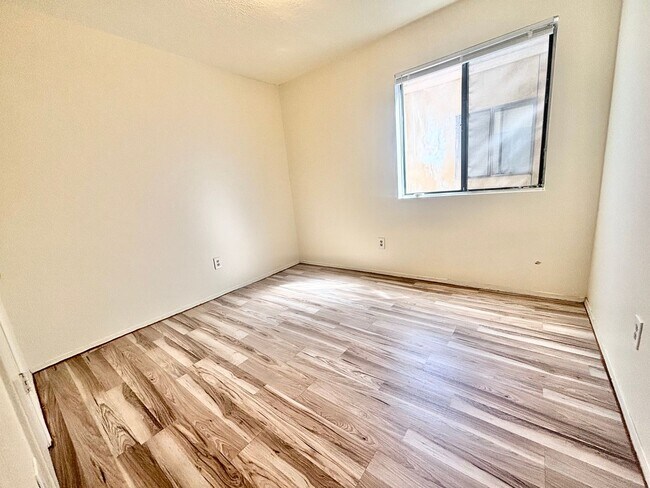 Building Photo - 117-113 General Arnold St NE