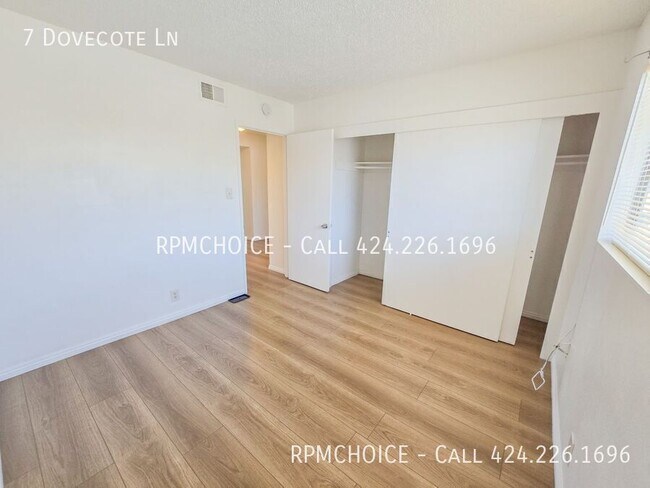 Building Photo - 7 Dovecote Ln