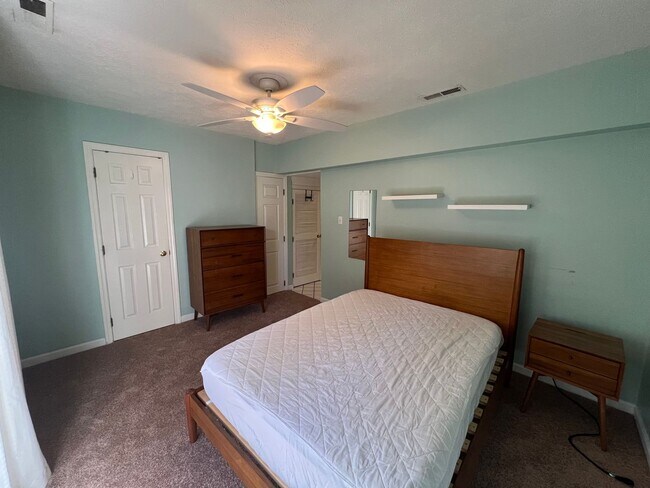 Building Photo - Beautiful 3 Bed/ 3 Bath Townhome in Privat...